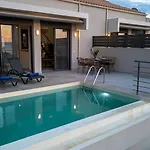 A V Luxury With Private Pools 卡拉马塔