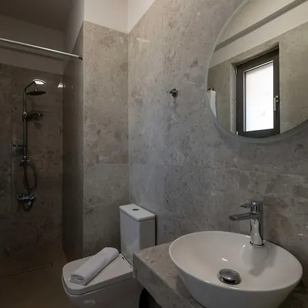 A V Luxury With Private Pools * كالاماتا