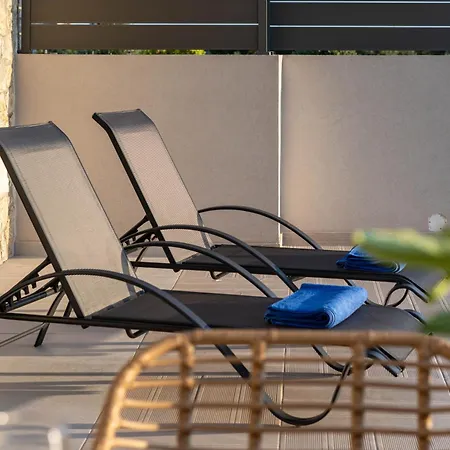 A V Luxury With Private Pools شقة