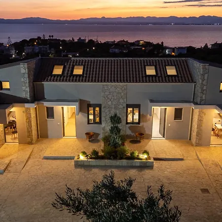 A V Luxury With Private Pools Kalamata