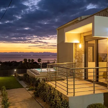 A V Luxury With Private Pools Apartment *