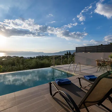 A V Luxury With Private Pools Apartman *