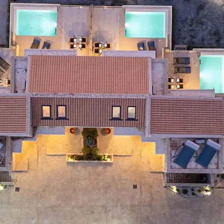 A V Luxury With Private Pools