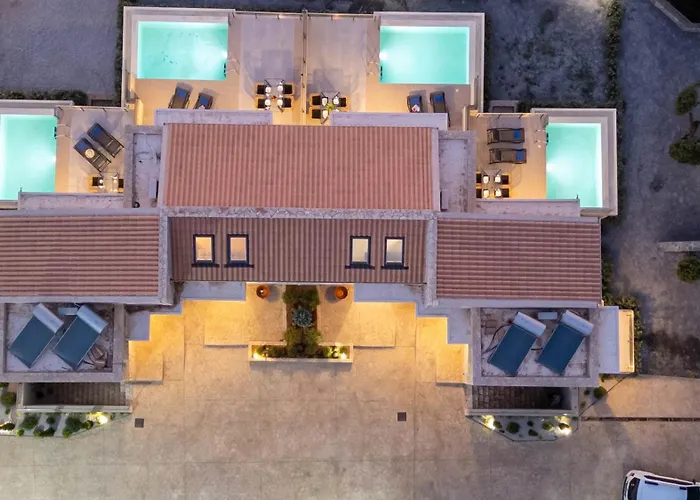 A V Luxury With Private Pools